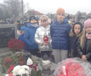 Uczniowie klasy trzeciej przy grobie lokalnego bohatera walk narodowowyzwoleńczych