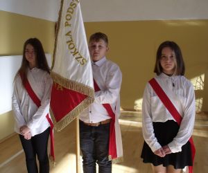 Chłopiec i dwie dziewczynki w strojach galowych - poczet sztandarowy