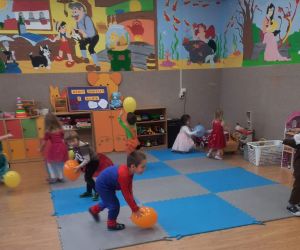 Przedszkolaki przebrane za postaci z bajek bawią się balonami