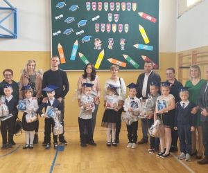 Zdjęcie grupowe dzieci z rodzicami i Panem Dyrektorem