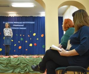 Zdjęcie przedstawia recytującą dziewczynkę.