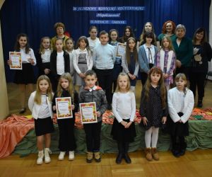 Zdjęcie przedstawia wszystkich uczestników konkursu recytatorskiego pozujących do zdjęcia.