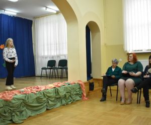 Zdjęcie przedstawia stojącą na scenie dziewczynkę.