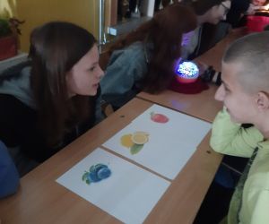 Dziewczynka odczytuje przyszłość z wybranych owoców