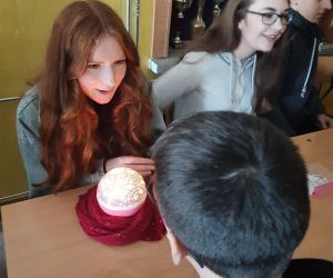 Dziewczynka wróży z magicznej kuli