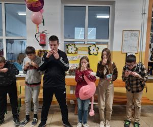 Konkurs na najszybsze zjedzenie miodu