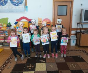 Przedszkolaki i ich prace plastyczne z misiem.