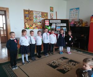 Starsze przedszkolaki prezentują swoją część artystyczną.