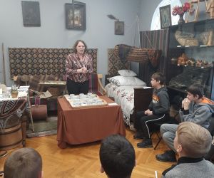 Prowadząca rozpoczyna wróżbę z kubeczkami, pod którymi ukryta jest przyszłość