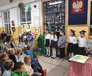 Smerfetka przedstawia smerfom kolejne zadanie