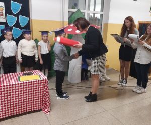 Pani Dyrektor dokonuje aktu pasowania na ucznia