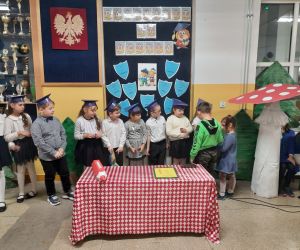 Przedszkolaki wręczają uczniom upominki