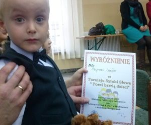 Chłopiec trzyma dyplom, Wyróżnienie w konkursie