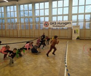 Dzieci biegną pod liną