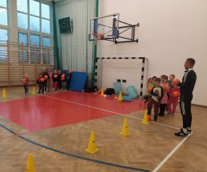 Dzieci podzielone na dwie drużyny