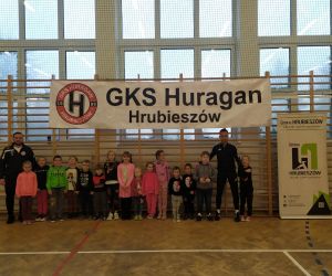 Wspólne z zdjęcie dzieci z trenerami