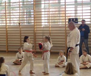 Dziewczynki pokazują ćwiczenie