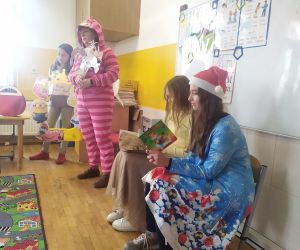 Dziewczynka czyta bajkę