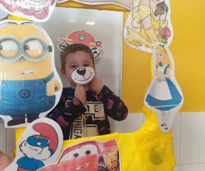 Chłopiec w fotobudce jako Marshall