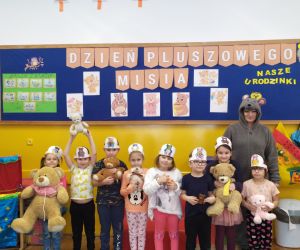 Wspólne zdjęcie dzieci z wychowawcą 