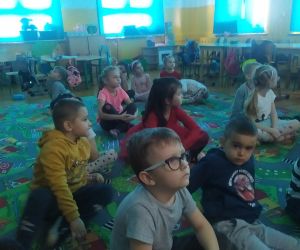 dzieci oglądają prezentację multimedialną na temat tradycji wróżb andrzejkowych