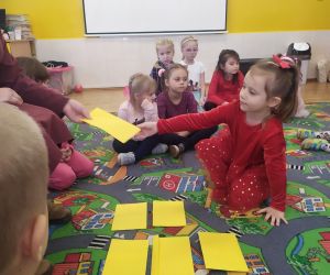 dziewczynka losuje kim będzie w przyszłości