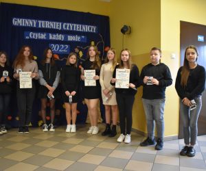 Na zdjęciu widoczna jest grupa młodzieży pozująca do zdjęcia.