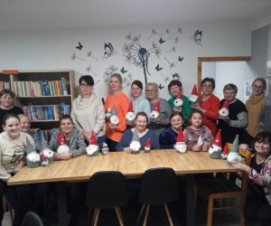 Na zdjęciu widoczna jest grupa osób pozująca do zdjęcia trzymając w dłoniach własnoręcznie wykonane skrzaty.