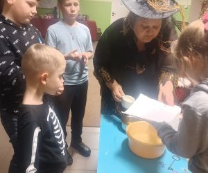 Na zdjęciu widoczne są dzieci, które uczestniczą w zabawie z wróżbami.