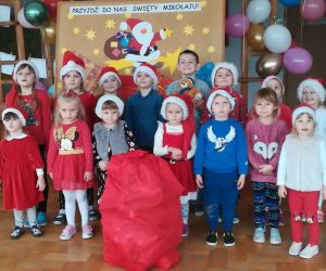 Dzieci z magicznym workiem od Mikołaja