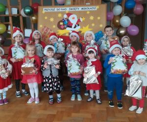 Dzieci z prezentami.