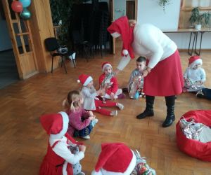 Pani rozdaje prezenty dzieciom.