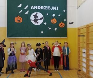 Uczniowie przebrani za postacie z bajek