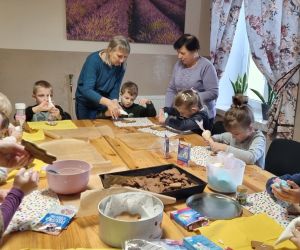 Dzieci wspólnie z Panią dekorują pierniczki