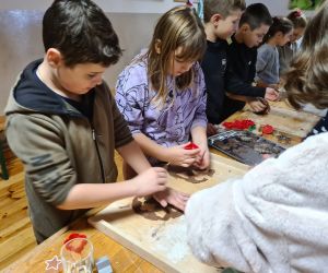 Dzieci wycinają różne wzory