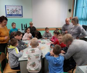 Uczestnicy warsztatów pracują z długopisem 3D