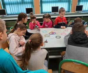 Uczniowie wykonują prace