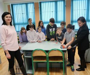 Uczeń odkleja gotowy wydruk projektu