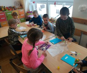 Starsze przedszkolaki wykonują kartkę świąteczną