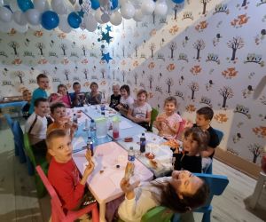 Dzieci jedzą pizzę