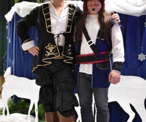 Dwie osoby przed sceną