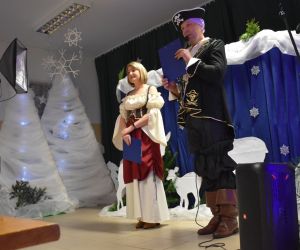 Dwie osoby przed sceną