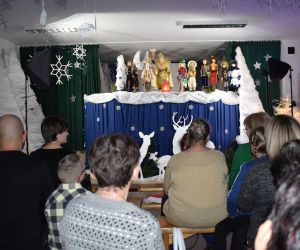 Scena z teatrzyku kukiełkowego, parawan, kukiełki, publiczność