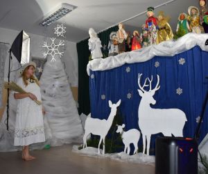 Scena z teatrzyku kukiełkowego, parawan, kukiełki, Pani Lato