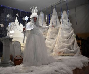 Królowa Śniegu stoi na scenie