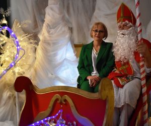 Mikołaj i jedna osoba siedzą w saniach