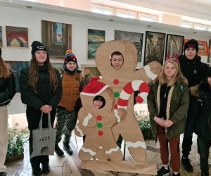 Uczniowie korzystają z fotościanki