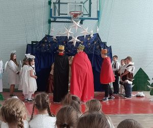 Uczniowie przebrani za królów składają dary