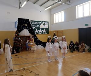 Występ dziewczynek przebranych za aniołki