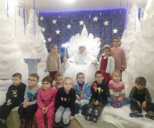 Dzieci na scenie z Panią Zimą